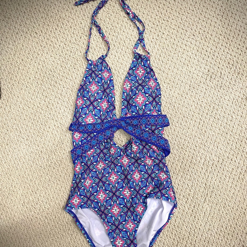 One piece swimsuit with keyhole